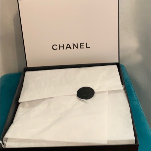 CHANEL Gift Box - Picture 4 of 7